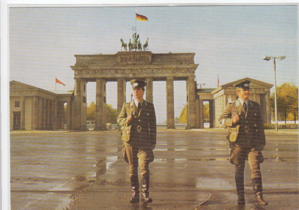 DDR Zonengrenze Berlin Mitte Brandenburger Tor Soldaten