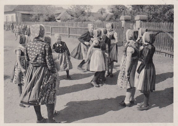 Schleife Oberlausitz Kinder auf dem Schulhof Trachten 1953